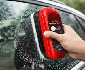 Dispozitiv pentru curatat parbrizul si geamurile auto cu burete si detergent